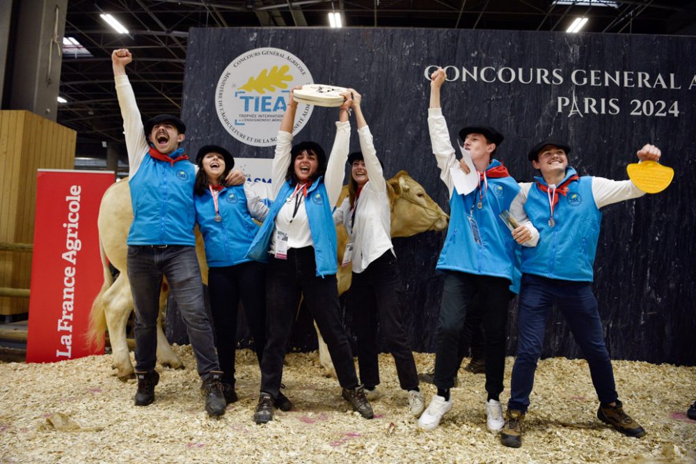 Salon de l('Agriculture SIA 2024
Trophée International de l'Enseignement Agricole TIEA
Remise des prix
Grand champion 2024 et 1er prix Section 4 groupe 2 races allaitantes
Agricampus 40 d'Oeyreluy.
Dimanche 3 mars 2024
Paris, porte de Versailles.